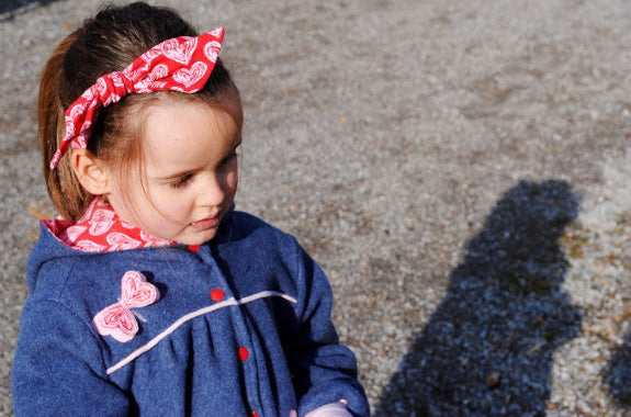 Mädchen mit Mantel aus Bio Baumwollfleece und Haarband