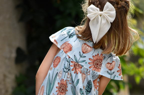 Mädchen in handegenähtem Blumekleid. Biostoffe bei Faybee kaufen. Sommerstoffe für Kinder jetzt erhältlich