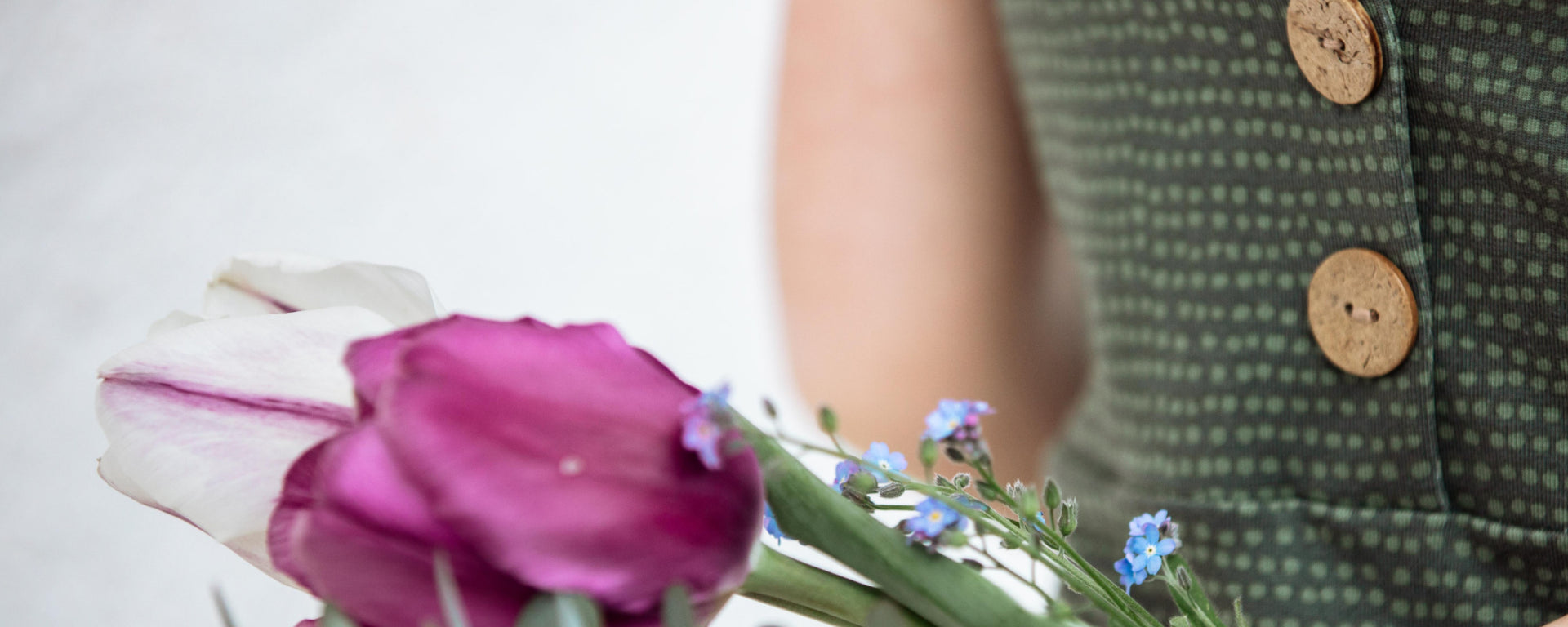 Mädchen in Kleidung aus fairtrade Biostoffen mit Blumen